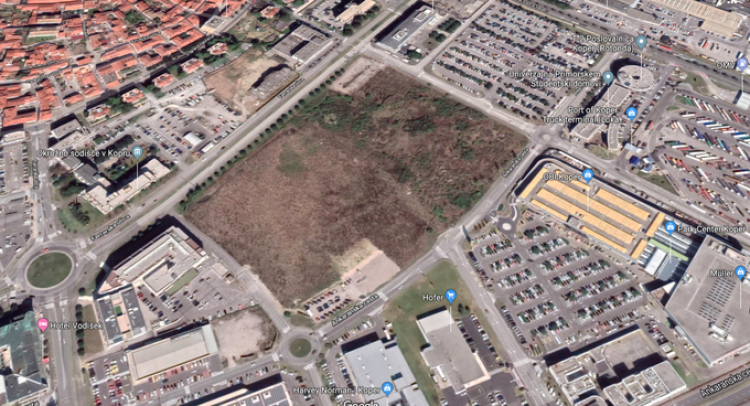 Na tem zemljišču v Kopru naj bi Aco Kabanica gradil poslovno-stanovanjsko sosesko.