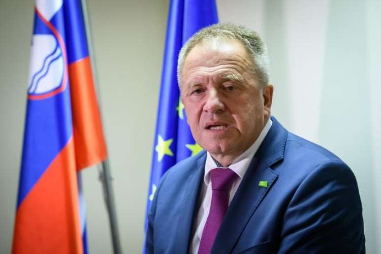 Ključno je vprašanje, ali in kako bo Slovenija zaščitila Mercator in njegov denarni tok. Na fotografiji minister za gospodarstvo Zdravko Počivalšek.