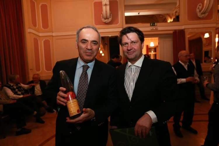 Leo Ivanjko leta 2012 ob obisku šahovskega velemojstra Garija Kasparova v Mariboru.