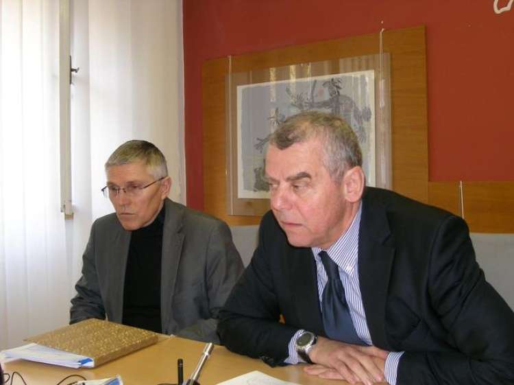 Peter Tevž (desno) je bil lastnik papirnice Radeče, ki je leta 2012 končala v stečaju. Na fotografiji poleg njega Janez Pezdirc, tedanji direktor splošno kadrovskega sektorja v papirnici.