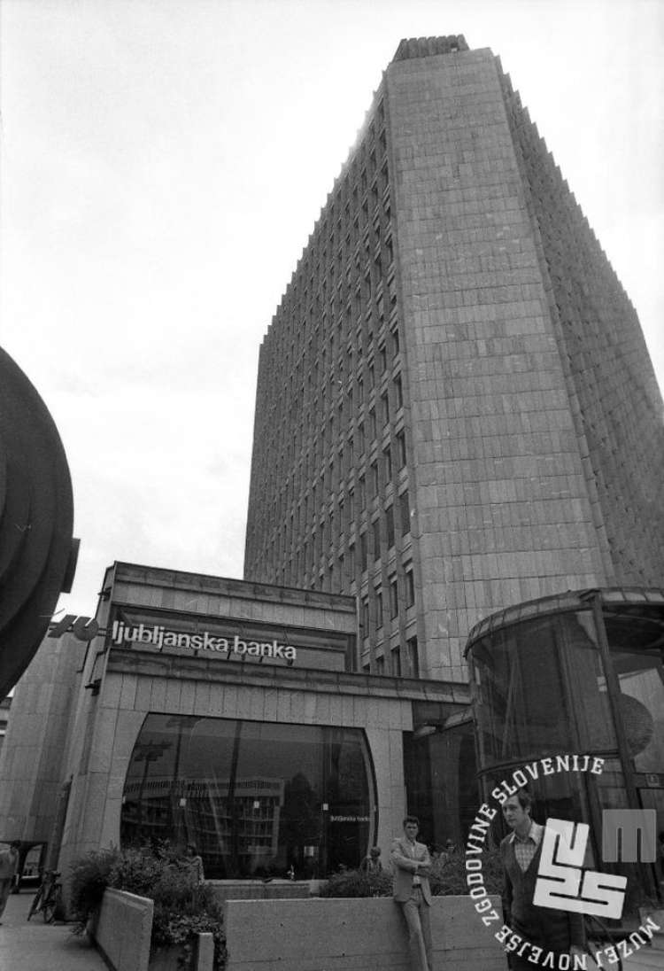V nebotičnik na ljubljanskem Trgu republike 2 je Boris Zakrajšek prišel v obdobju prve sanacije bank. V upravi Ljubljanske banke je že sedel, ko se je država poleti 1994 odločila ustanoviti...