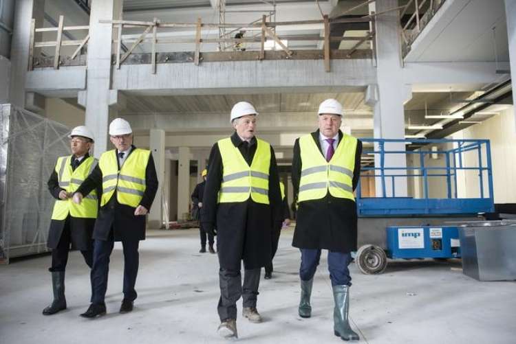 Minister za gospodarstvo Zdravko Počivalšek (desno) je v začetku letošnjega leta obiskal gradbišče v Logatcu. Dva meseca pozneje so kriminalisti obiskali direktorja družbe Lonstroff Petra We...
