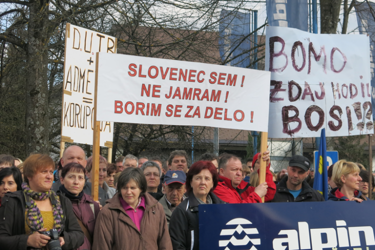 Žirovci so se leta 2016 v velikem številu zbrali pred Alpino, kjer so protestirali proti ravnanju takratne direktorice podjetja, slabi banki kot lastnici in predlaganemu načrtu prestrukturiranja.