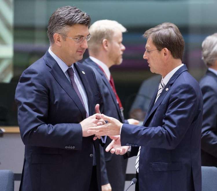 Tožbo je Slovenija vložila v času vlade Mira Cerarja. Na fotografiji s hrvaškim premierjem Andrejem Plenkovićem.