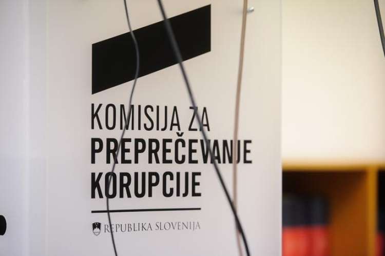 KPK je Poklukarju dovolila delo v UKC Ljubljana in Splošni bolnišnici Jesenice, a se mora pri tem držati strogih omejitev in paziti na konflikt interesov.