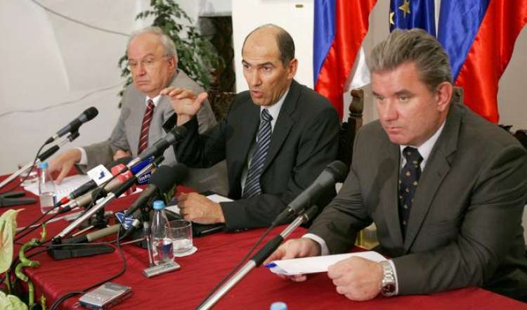 Andrej Vizjak je bil v času prve Janševe vlade minister za gospodarstvo. Takrat je prišlo do privatizacije številnih velikih podjetij. Med njimi je najbolj odmevala prodaja Slovenske industrije jekla (SIJ), kjer so ruski kupci v Slovenijo pomotoma nakazali 70 milijonov evrov preveč denarja.