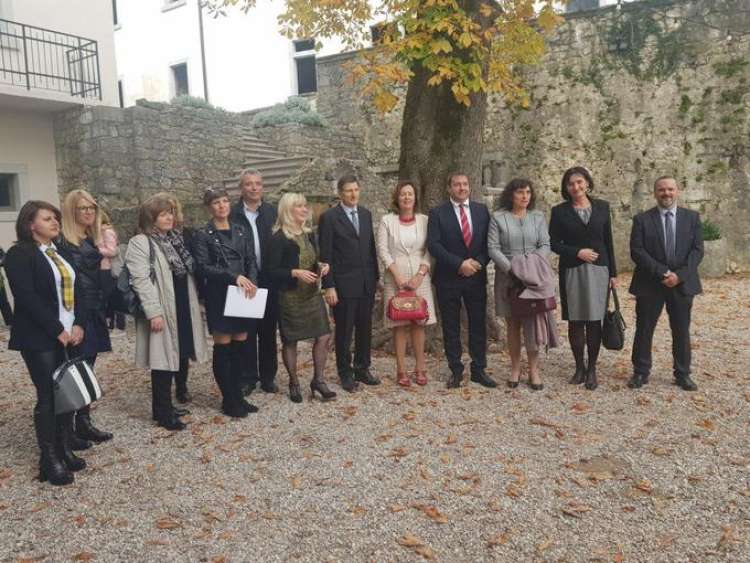 Dean Zalesjak (skrajno desno) je bil tudi med povabljenci včerajšnjega ministrskega obiska gradu Štanjel v občini Komen.