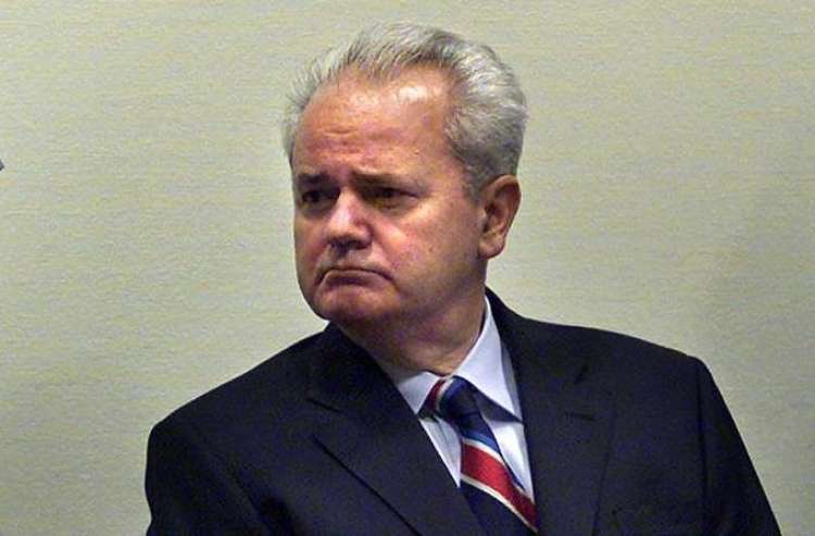 Ko je Srbiji vladal Slobodan Milošević, je Miodrag Kostić služil s trgovanjem z naftnimi derivati.