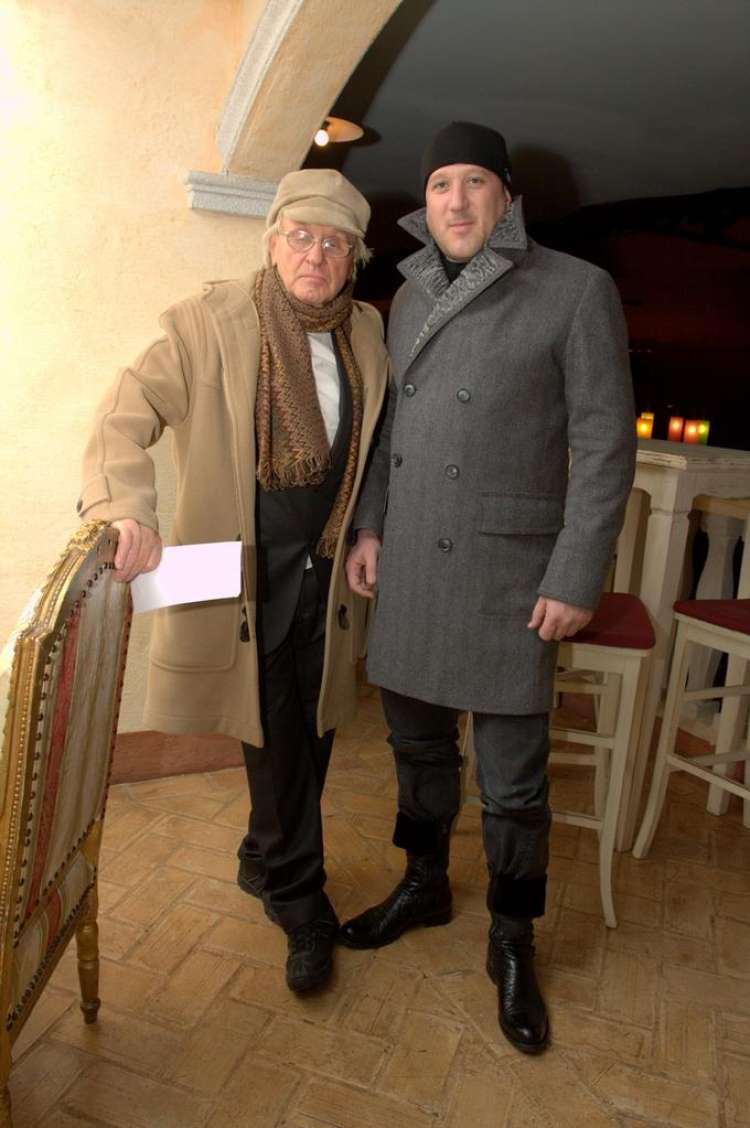 Ljubljanski gostinec in nepremičninar Rasto Tomažič (desno) v družbi novinarja Toneta Fornezzija. 