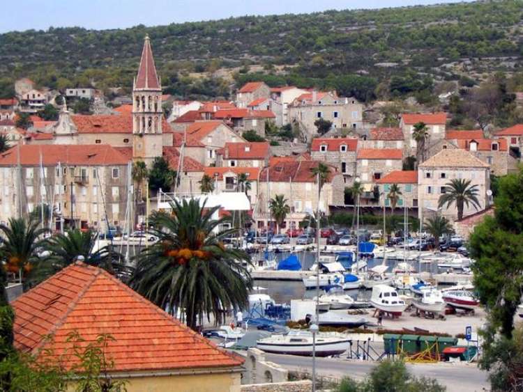 Zakrajšek ima v Splitu v lasti nepremičninsko podjetje, ki po naših podatkih oddaja apartmaje v vasi Milna na otoku Brač.