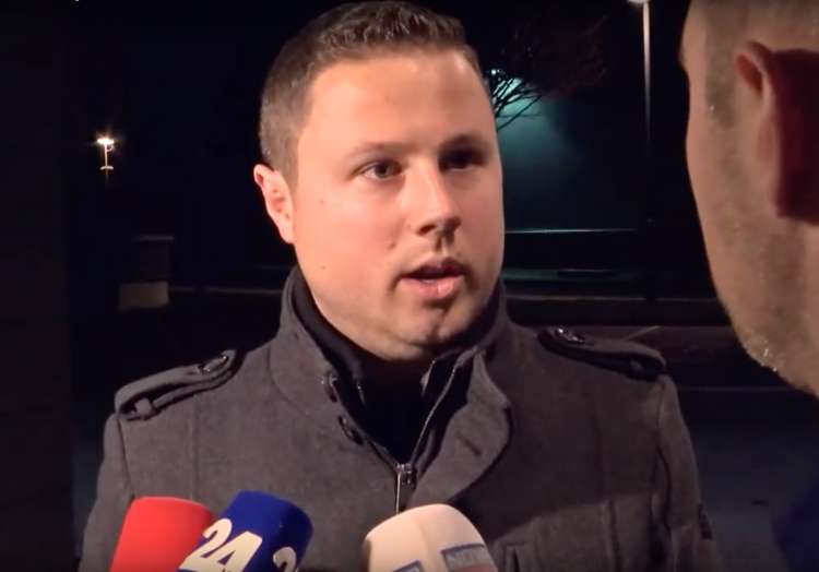 "Tatjani Bobnar sem dejal, da naj pomisli na svojo prihodnost, ker če na KNOVS  ugotovimo, da takšno početje policija ščiti, jo bomo kazensko ovadili," se brani Žan Mahnič.