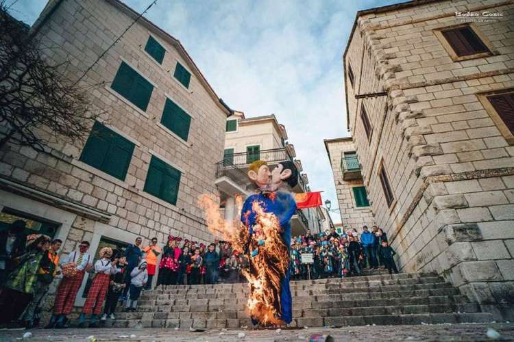 Zažgana lutka istospolnega para na karnevalu v hrvaškem mestu Imotski leta 2020.