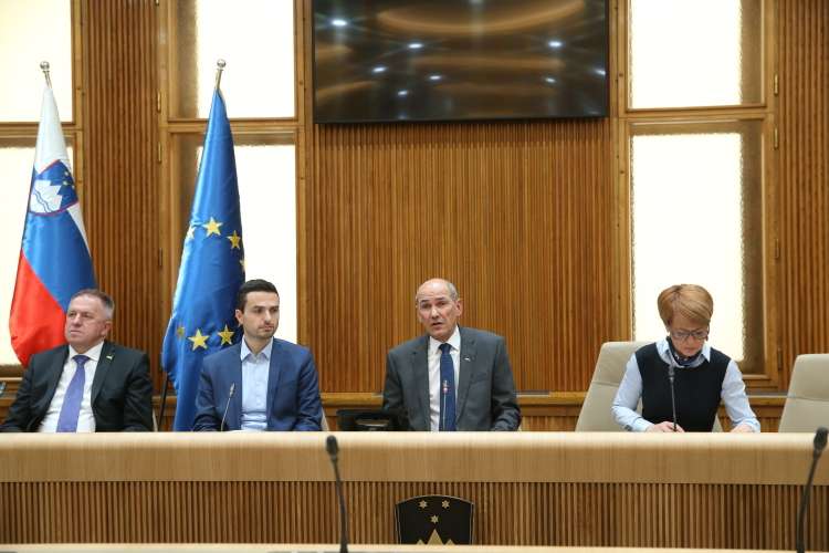 Danes bodo poslanci odločali o konstruktivni nezaupnici vladi trojčka strank SDS-SMC-NSi, ki jih vodijo Janez Janša, Zdravko Počivalšek in Matej Tonin.