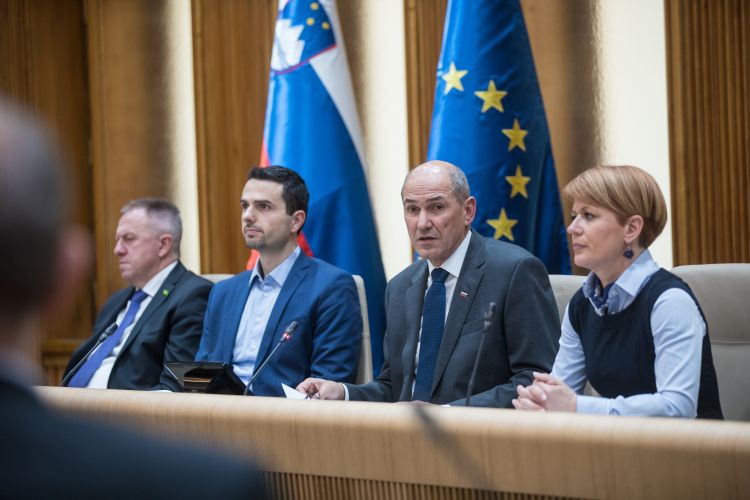 Novinarska konferenca Janeza Janše o naboru ukrepov za omejitev koronavirusa