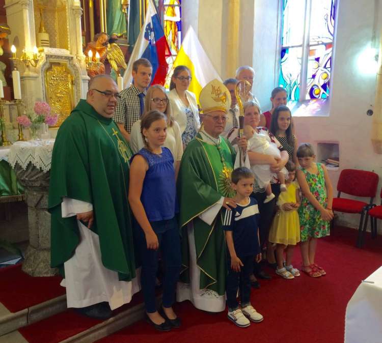 Družina Koprivc ob krstu leta 2016.jpg