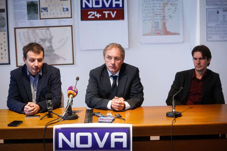 Minister za notranje zadeve Aleš Hojs (v sredini) je bil do nedavnega izvršni direktor Nova24TV. Uroš Urbanija pa je bil prvi odgovorni urednik tega strankarskega medija SDS.