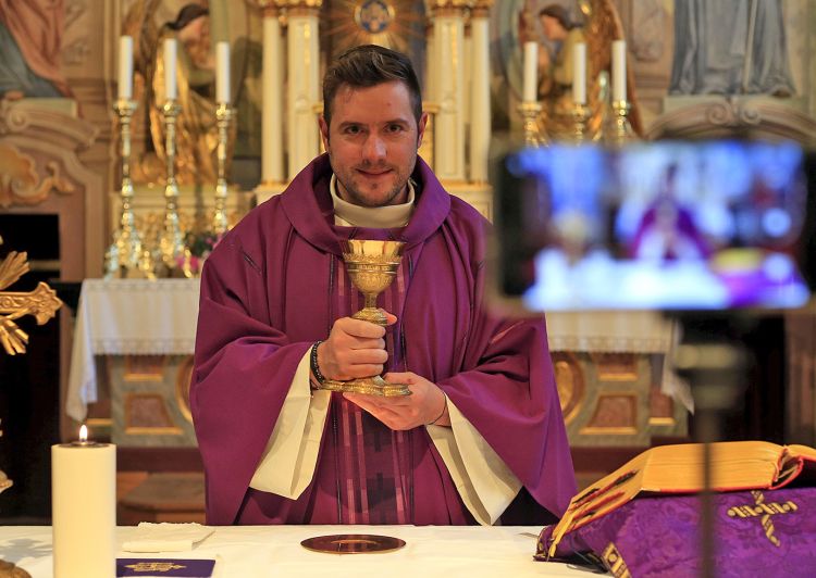 Spoznajte drugo plat duhovnika Martina Goloba.