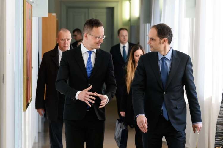 O drugem tiru sta se takoj po zamenjavi oblasti pogovarjala tudi madžarski zunanji minister Peter Szijjarto in njegov slovenski kolega Anže Logar.
