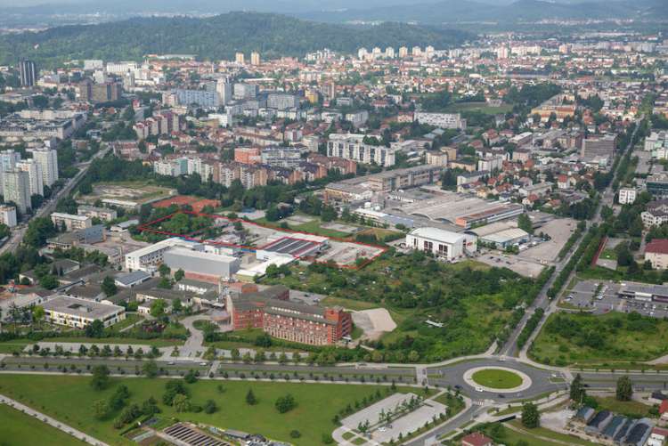 Zemljišče, na katerem bi morala zrasti nova zasebna bolnišnica, se nahaja tik ob URI Soča za Bežigradom v Ljubljani.