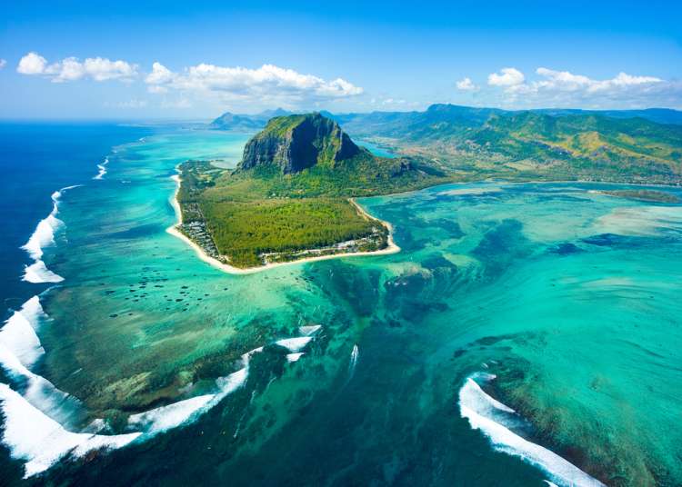 Prek bančnega računa na otoku Mauritius se je pretakalo sto tisoče evrov.