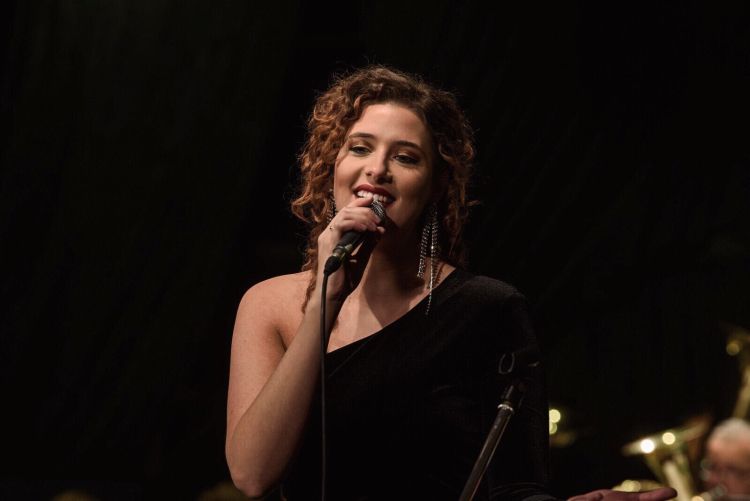 Eva Kovačič, pevka Vražjih muzikanotov.