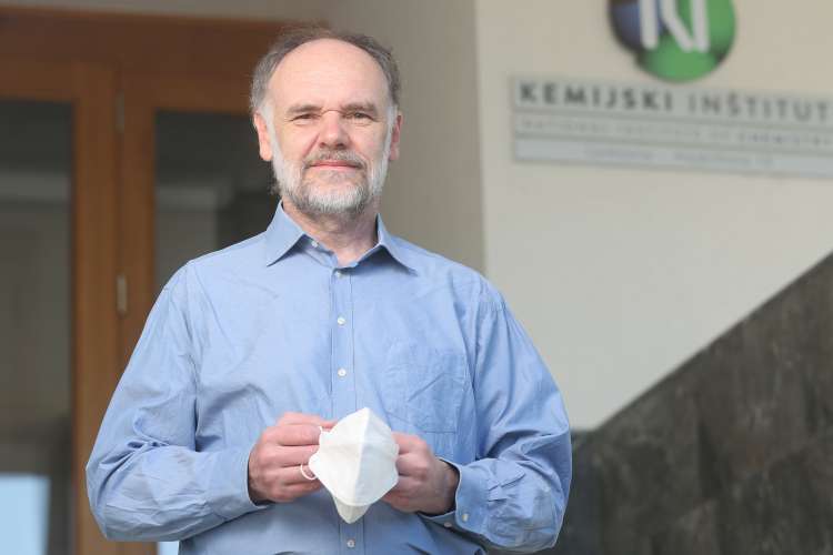 Prof. dr. Roman Jerala, vodja odseka za sintezno biologijo in imunologijo na Kemijskem inštitutu