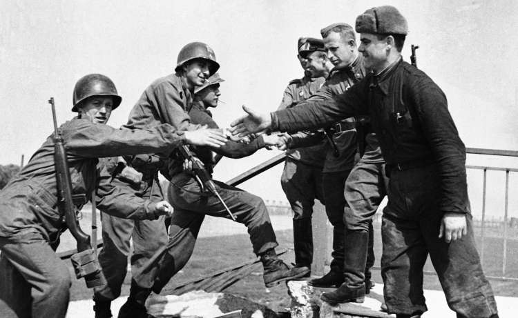 25. aprila 1945 so se ameriške in sovjetske čete srečale na mostu čez Elbo v mestu Torgau, sto kilometrov južno od Berlina.