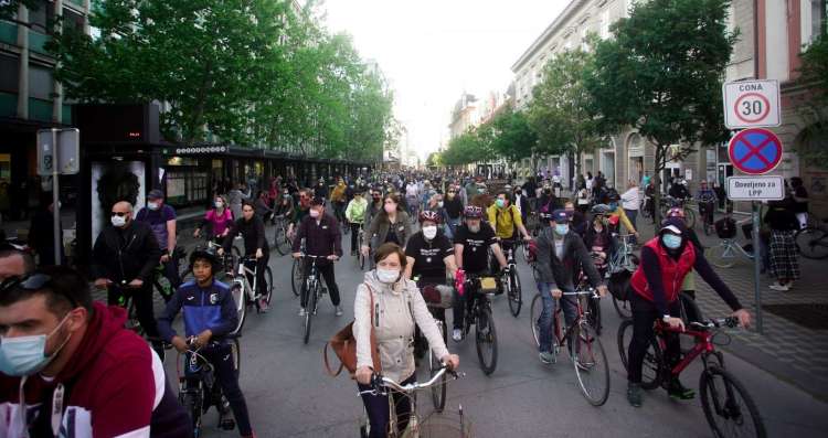 "Lopovi, lopovi!", "Policija, represija!", "Dol z vlado!" je bilo slišati v kolonah kolesarjev.