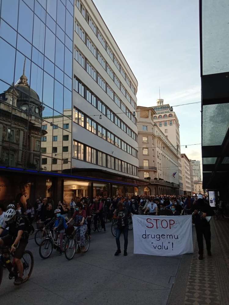 Četrti petkov protivladni protest na kolesih