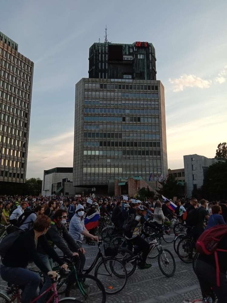 Četrti petkov protivladni protest na kolesih