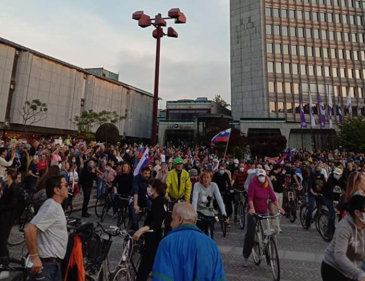 Četrti petkov protivladni protest na kolesih