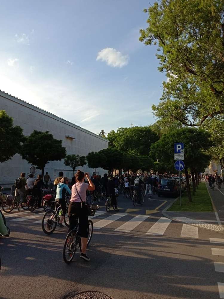 Četrti petkov protivladni protest na kolesih