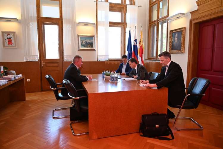 Minister Andrej Vizjak na rotovžu.JPG