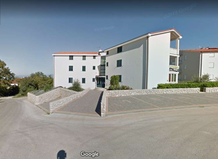 Apartmajska hiša na otoku Krk, v kateri imajo apartmaje Uroš Rotnik, Peter Kotar in Milan Medved.