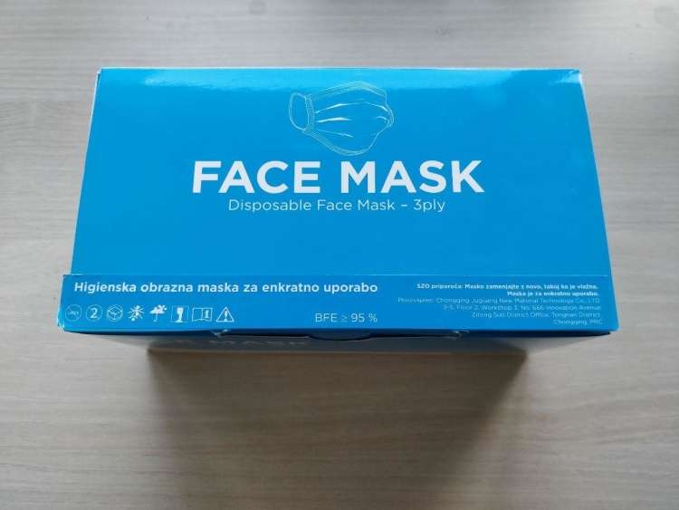Škatla higienskih mask enega od večjih slovenskih dobaviteljev.