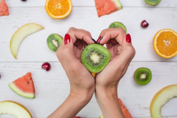 Če pri vitaminu C najprej pomislite na limone ali pomaranče, naj vam povemo, da ga je v kiviju dvakrat več. Sto gramov kivija zadosti kar 154 odstotkom dnevnih potreb po vitaminu C. Če boste zaužili en sam kivi, boste skoraj povsem zadostili potrebi po tem vitaminu.