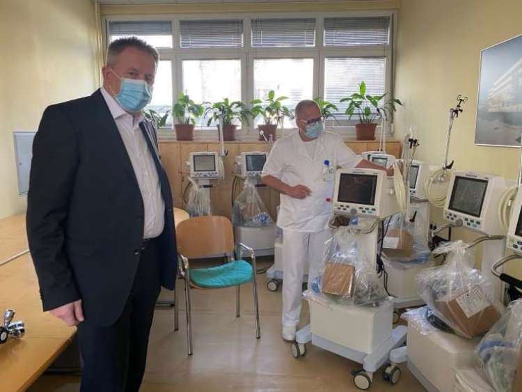 Zdravko Počivalšek ob dobavi prvih ventilatorjev v Splošni bolnišnici Celje.