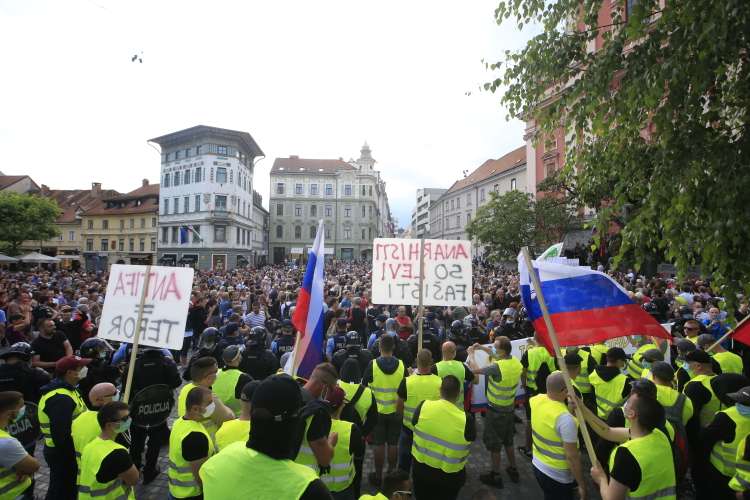Skupina približno 30 ljudi, oblečena v rumene jopiče, se je prvič pojavila 24. junija lani, ko je ob Prešernovem spomeniku v Ljubljani pričakala protivladne protestnike. "Rumeni jopiči" so nosili transparente, s katerimi so izražali nasprotovanje anarhizmu, organizaciji Antifa in skandirali domoljubna gesla. Eden od njih je stegnil roko v nacistični pozdrav.