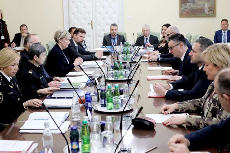 Februarska seja sekretariata Sveta za nacionalno varnost, na kateri je bil prisoten tudi Anton Zakrajšek (v ozadju desno).