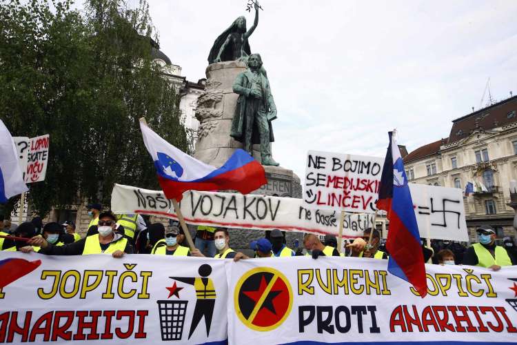 protest rumeni jopici presernov trg bobo4