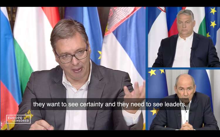 Se bo Janez Janša (spodaj desno) o Thacijevi želji posvetoval tudi s srbskim predsednikom Aleksandrom Vučićem (levo)? Oba povezuje tesno politično zavezništvo z Viktorjem Orbanom, ki je bil v četrtek v Beogradu, včeraj pa v Ljubljani. Fotografija je z lanske video konference, ki so jo organizirali Madžari.