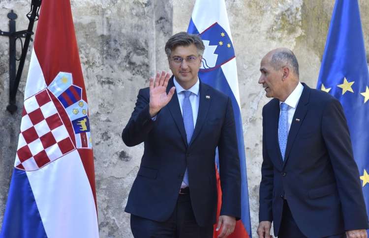 Tako Krešimir Ćosić kot njegov sin sta člana hrvaške vladajoče stranke HDZ. Njen predsednik je aktualni hrvaški premier Andrej Plenković.
