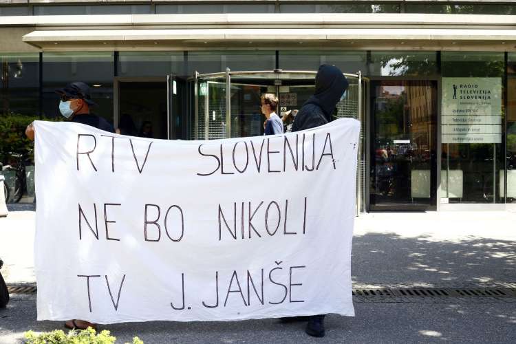 Ne gre za "naše" in "vaše". To je le "spin" satelitov SDS za sprevračanje pozornosti, češ vsaka politika v Sloveniji si je podrejala medije. V resnici gre za načrtno amaterizacijo in sesutje vseh standardov.