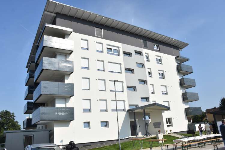 Samooskrbni blok v Radencih je bil zgrajen leta 2020. Kot je leto prej napovedal Marjan Bračko, se je prodajna cena stanovanj gibala med 1.300 in 1.400 evri na kvadratni meter.
