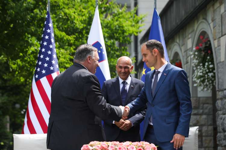Avgusta 2020 je namreč Slovenijo obiskal tedanji ameriški državni sekretar Mike Pompeo, kjer se je sestal z Janšo in takratnim zunanjim ministrom Anžetom Logarjem.
