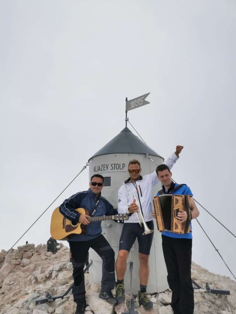 Peter, Tomaž in Sandi z inštrumenti pri Aljaževem stolpu.