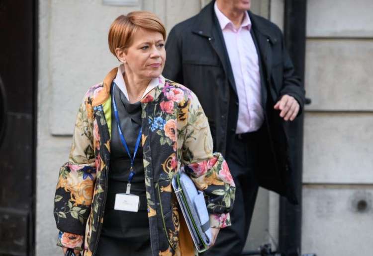 Aleksandro Pivec sta z ministrskega položaja odnesli aferi Kras in Izola. Njena obujena politična kariera je zdaj spet pod velikim vprašajem.