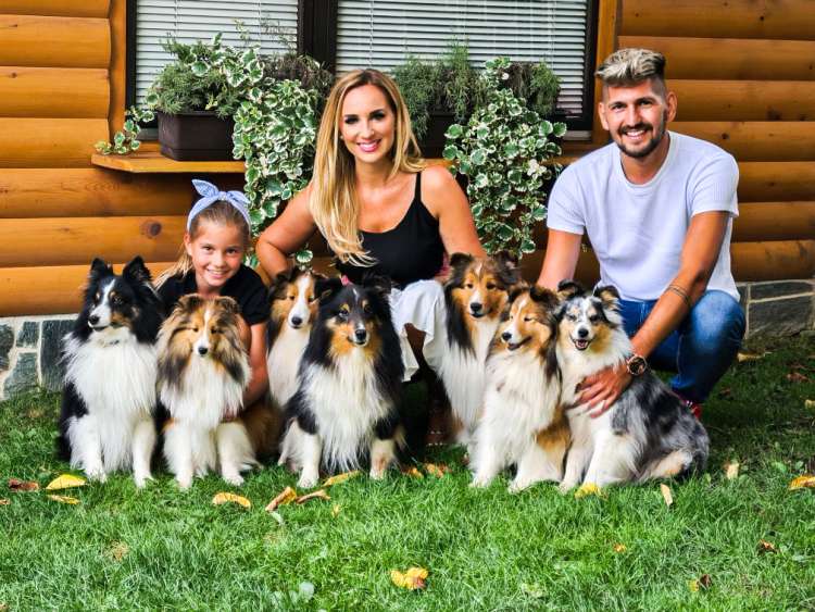 Miha z družino in novimi pasjimi prijatelji