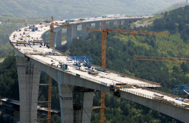 Gradnja viadukta Črni kal leta 2004.