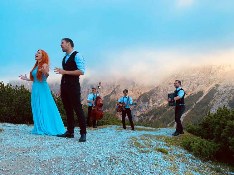 Videospot je bil posnet v okolici Kranjske Gore.